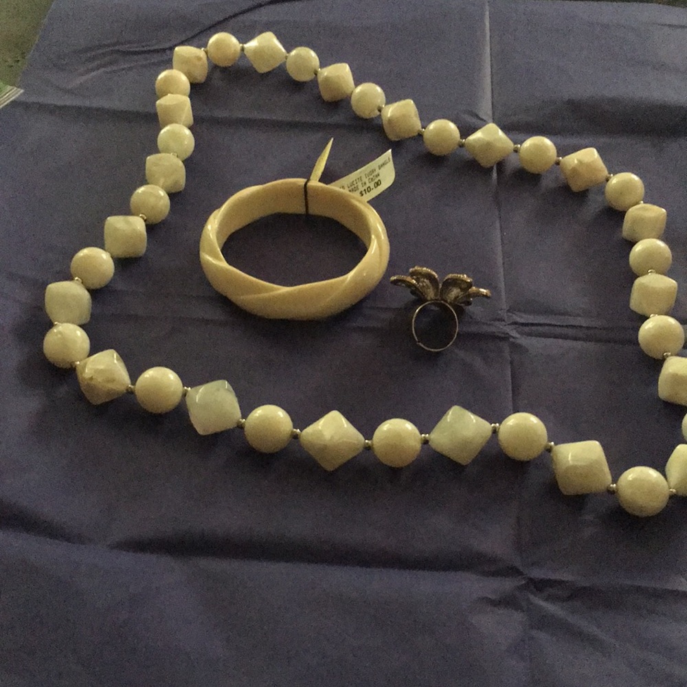 Cream colored jewelry set